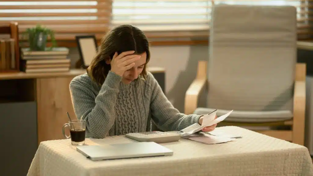 Borrower reviewing bills as mortgage repayments start falling behind in New Zealand